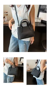 Viste dettagliate di una borsa nera con trama intrecciata e tracolla rimovibile sottile
