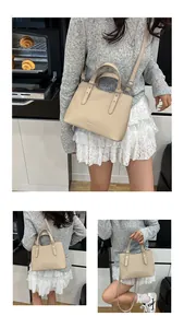 Dettaglio della borsa tote beige testurizzata con manici e tracolla regolabile