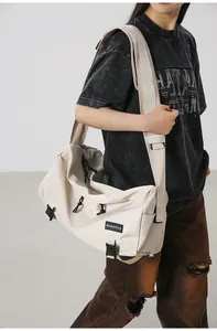Dettaglio borsa a tracolla in nylon beige con coulisse regolabili e spallaccio largo imbottito