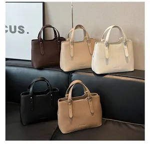 Collezione dettagliata di borse tote intrecciate in marrone, beige, crema, nero e kaki