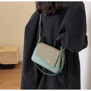 Détail du sac à bandoulière vintage en cuir vert Morandi avec un rabat texturé