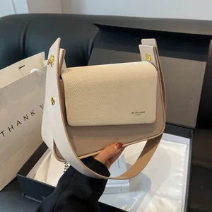 Sac à bandoulière beige en cuir et textile avec coffret cadeau et emballage chic