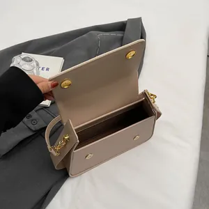 Sac à bandoulière rétro crème avec rabat et boucles magnétiques dorées pour femmes