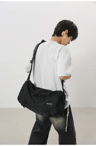 Dettaglio della tracolla regolabile e del logo sul borsello nero casual sportivo