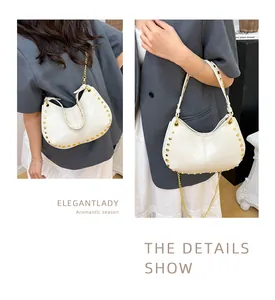 Vue détaillée du sac demi-lune blanc crème avec rivets dorés et bandoulière chaîne