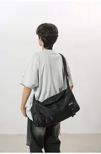 Dettaglio della fibbia regolabile e del cinturino in nylon della borsa a tracolla nera