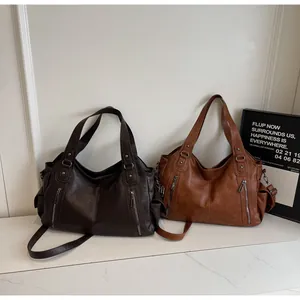 Détails de grands sacs cabas en cuir PU café et caramel avec une texture grainée
