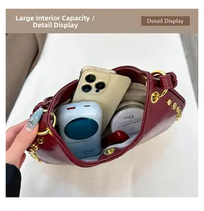 Intérieur spacieux du sac à main bordeaux avec rangement pour téléphone et maquillage