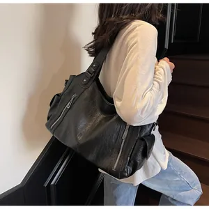 Détails du sac cabas noir en cuir PU avec fermetures éclair argentées et texture froissée