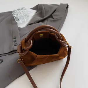 Vintage bruine geplooide suède handtas met ronde handgrepen en gouden metalen details