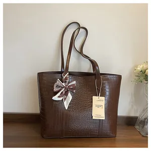 Détail du sac cabas marron foncé motif crocodile avec foulard en soie pied-de-poule