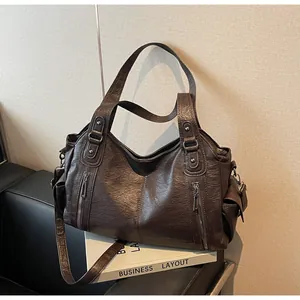 Détails d'un grand sac cabas marron foncé en similicuir avec fermetures éclair vintage