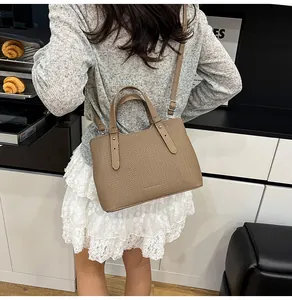 Dettaglio della borsa tote kaki con trama in pelle intrecciata e fibbie in argento