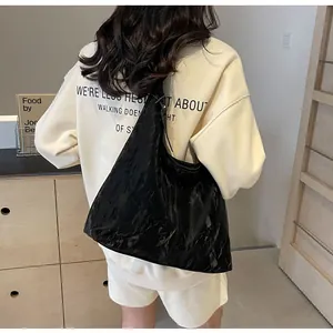 Vue arrière d'un grand sac cabas noir montrant sa capacité et sa texture plissée unique