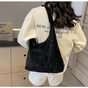 Détail du sac cabas noir avec texture en cuir froissé et conception de bandoulière fixe