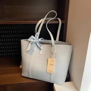 Sac fourre-tout bleu clair motif crocodile avec foulard en soie et grande capacité