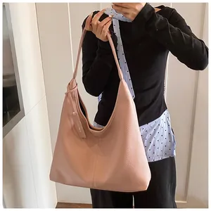 Détail du sac hobo rose avec texture en cuir grainé et finitions de couture chic