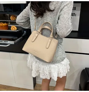 Dettaglio della borsa tote intrecciata beige con tracolla regolabile per lo stile