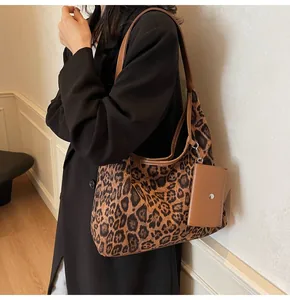 Détail du sac hobo léopard avec large poignée marron et mini pochette assortie