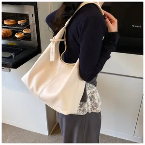 Détail d'un sac cabas en cuir grainé blanc cassé avec étiquette de marque en cuisine