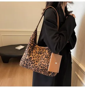 Sac hobo à imprimé léopard avec bandoulière en cuir marron et petit porte-monnaie assorti