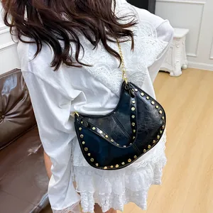 Sac Hobo Punk pour Femme en Cuir PU Brillant Sac Bandoulière Croissant avec Chaîne Dorée Sac Sous le Bras à la Mode