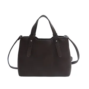 Borsa tote marrone scuro minimalista con manici superiori e tracolla regolabile