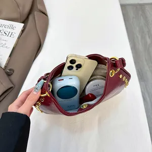 Sac à main punk en cuir verni bordeaux avec clous dorés et intérieur spacieux
