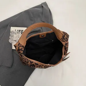 Sac fourre-tout vintage à imprimé léopard avec anses brunes et intérieur spacieux
