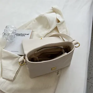 Gewatteerde crème lederen crossbodytas met gouden hardware en stijlvolle accessoires