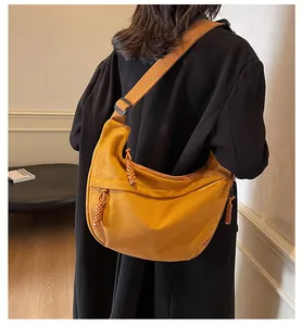Détail du sac bandoulière croissant gingembre avec sangle réglable et tirette tissée