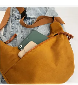 Vue intérieure du sac bandoulière caramel montrant la capacité et la poche zippée