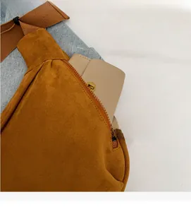 Détail intérieur du sac bandoulière en similicuir marron avec fermeture éclair et rangement