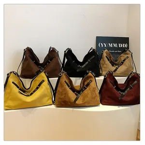 Bolsos tote vintage de ante en seis colores con correas ajustables y detalles dorados