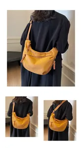 Détail d'un sac demi-lune en toile jaune gingembre avec cordon de fermeture éclair