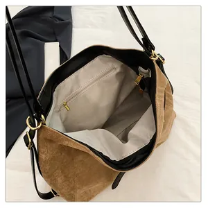 Bolso tote retro de ante marrón de gran capacidad con correas negras y metal dorado