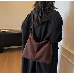 Vue arrière d'un mannequin portant un sac hobo marron en daim mat pour le quotidien