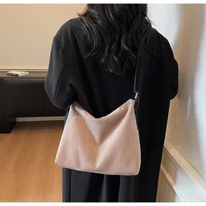 Détail du sac cabas minimaliste abricot montrant sa texture mate et sa bandoulière élégante