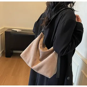 Détail du sac cabas en daim givré kaki avec bandoulière noire et texture souple