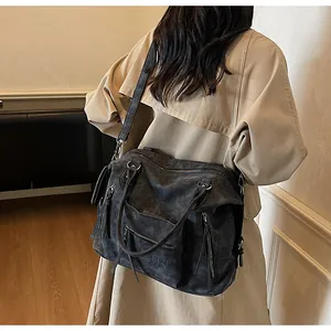 Dettaglio della borsa tote vintage capiente con cerniere e tracolla lunga rimovibile