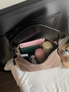 Sac fourre-tout en daim marron avec bandoulière noire et grand espace intérieur