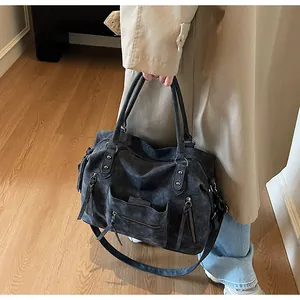 Vista dettagliata della borsa tote vintage con tasche a zip e trama in pelle opaca