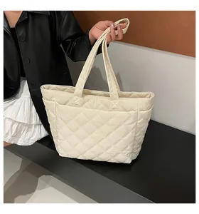 Detail der gesteppten Rauten-Tragetasche mit Vordertasche aus cremefarbenem Nylon