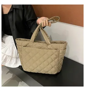 Makro-Detail der khakifarbenen Stepptasche mit Rautenmuster und praktischen Seitentaschen