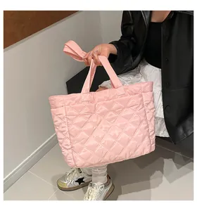 Detailansicht der gesteppten Rautenmuster einer hellrosa Tote Bag mit gepolsterten Trägern