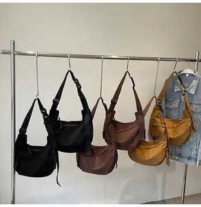 Détails de sacs à bandoulière croissants minimalistes en plusieurs couleurs et nylon