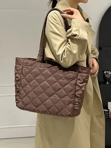 Braune gesteppte Tragetasche mit Rautenmuster, große Schultertasche für den Alltag