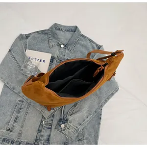 Sac bandoulière marron minimaliste avec poches intérieures et sangle réglable