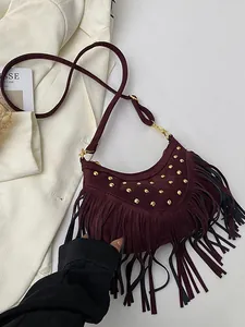 Sac bandoulière bohème bordeaux en daim avec clous dorés et longues franges