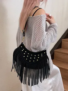 Sac bandoulière bohème noir avec clous dorés et longues franges de style chic